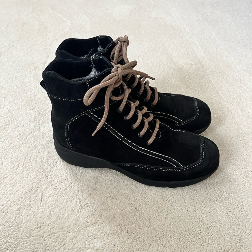 La Canadienne - Women’s Trista Brown Suede Booties - 7 W